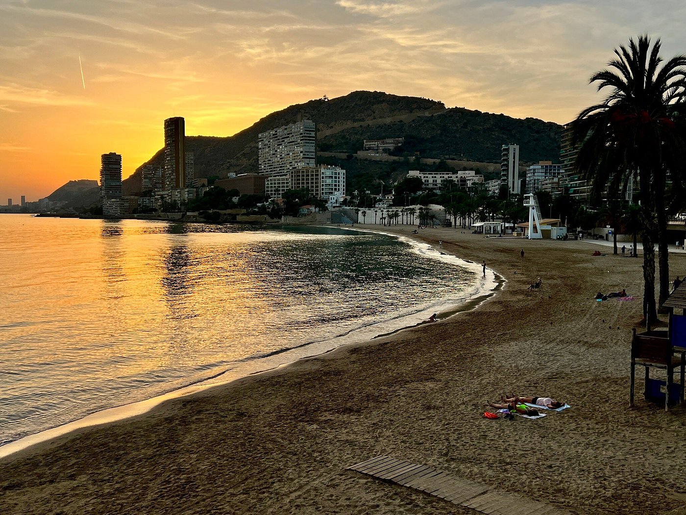 Playa de la Albufereta con ambiente familiar y aguas calmadas
