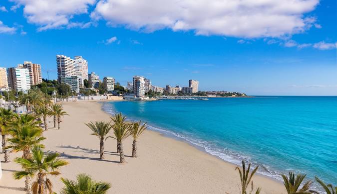 Playa de San Juan con su extenso arenal y aguas cristalinas