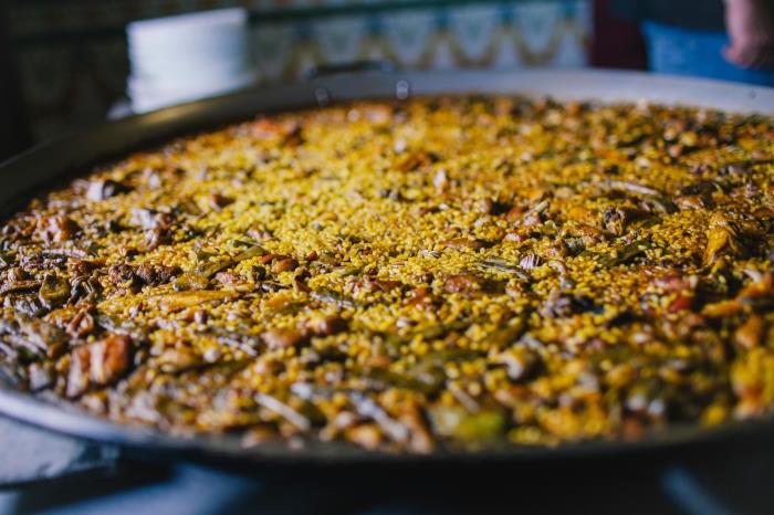 Platos tradicionales de la gastronomía alicantina con paella y tapas mediterráneas