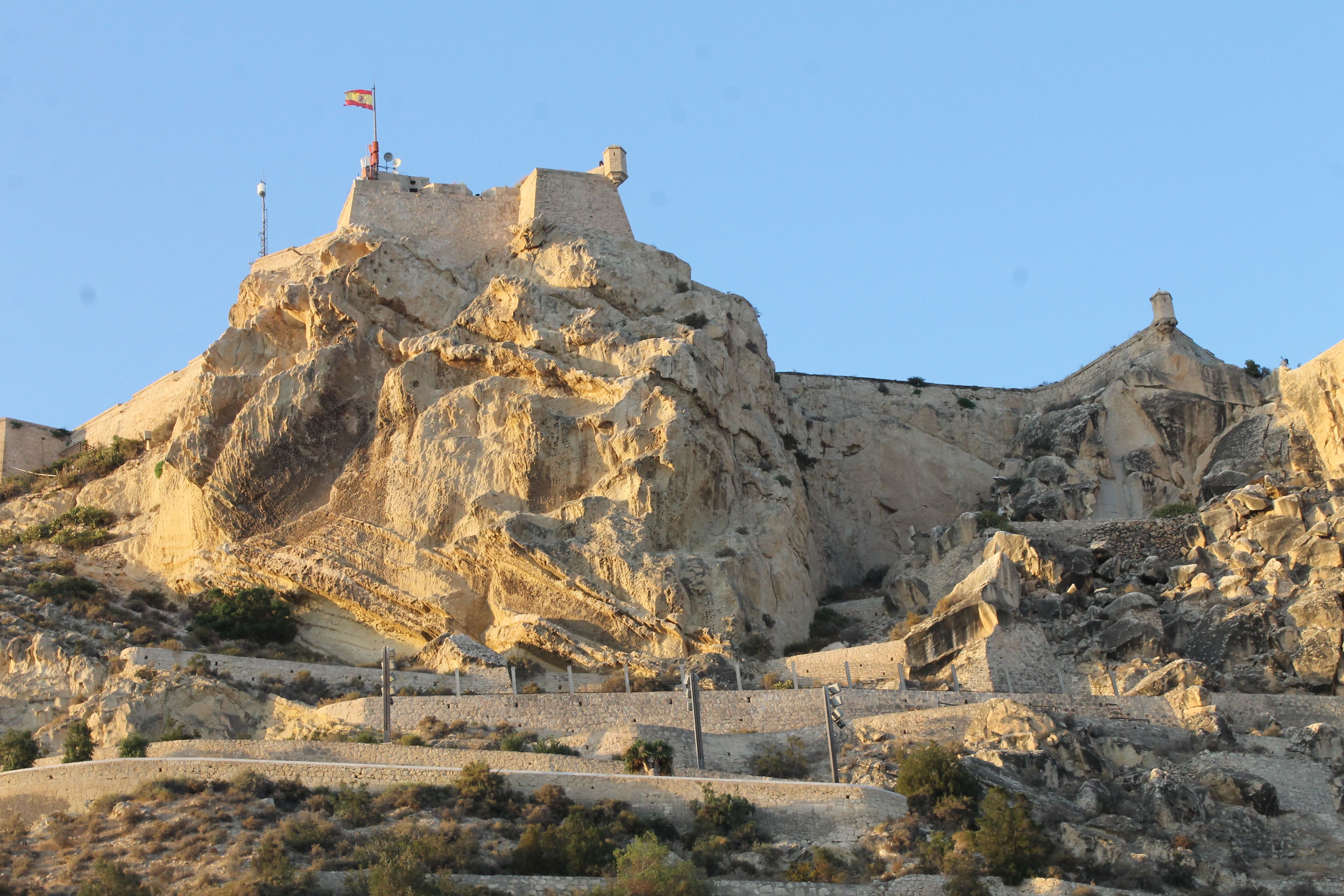 Vista desde el Castillo de Santa Bárbara con panorámica de Alicante y el puerto